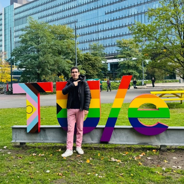 Azim Akhtarshenas in front of the TU/e sign at Eindhoven University of Technology